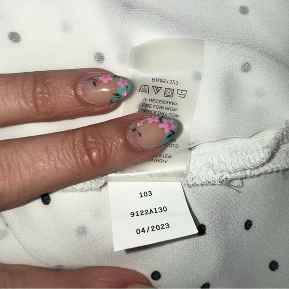 VINCE CAMUTO V-Neck Ruffled Collar Georgette Blouse - XXL White - Picture 9 of 14